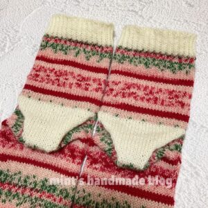手編みの靴下のこだわりポイントが、かかとの上の緑の点々