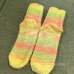 ソックブランクで編む手編みの靴下。水通し後
