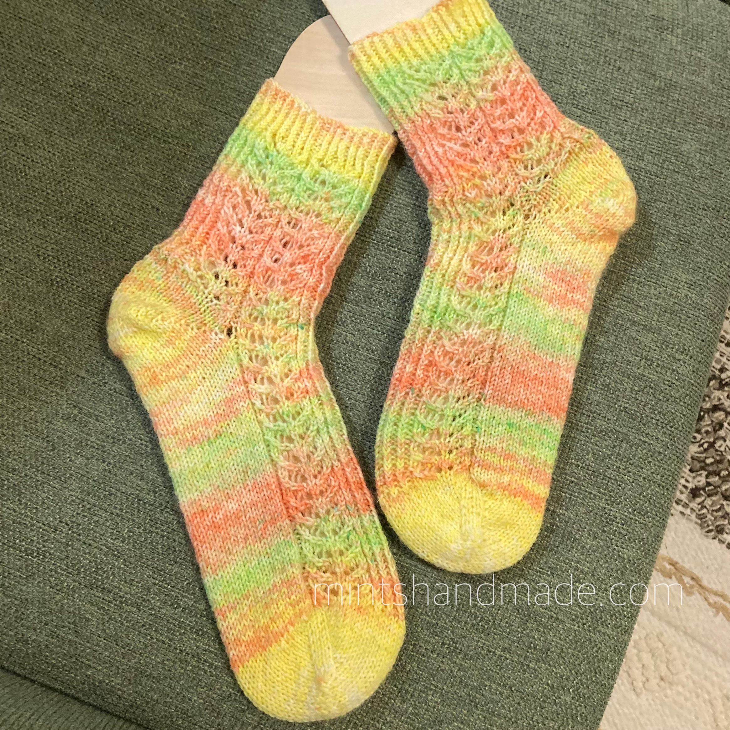 ソックブランクを染めた手編みの靴下完成